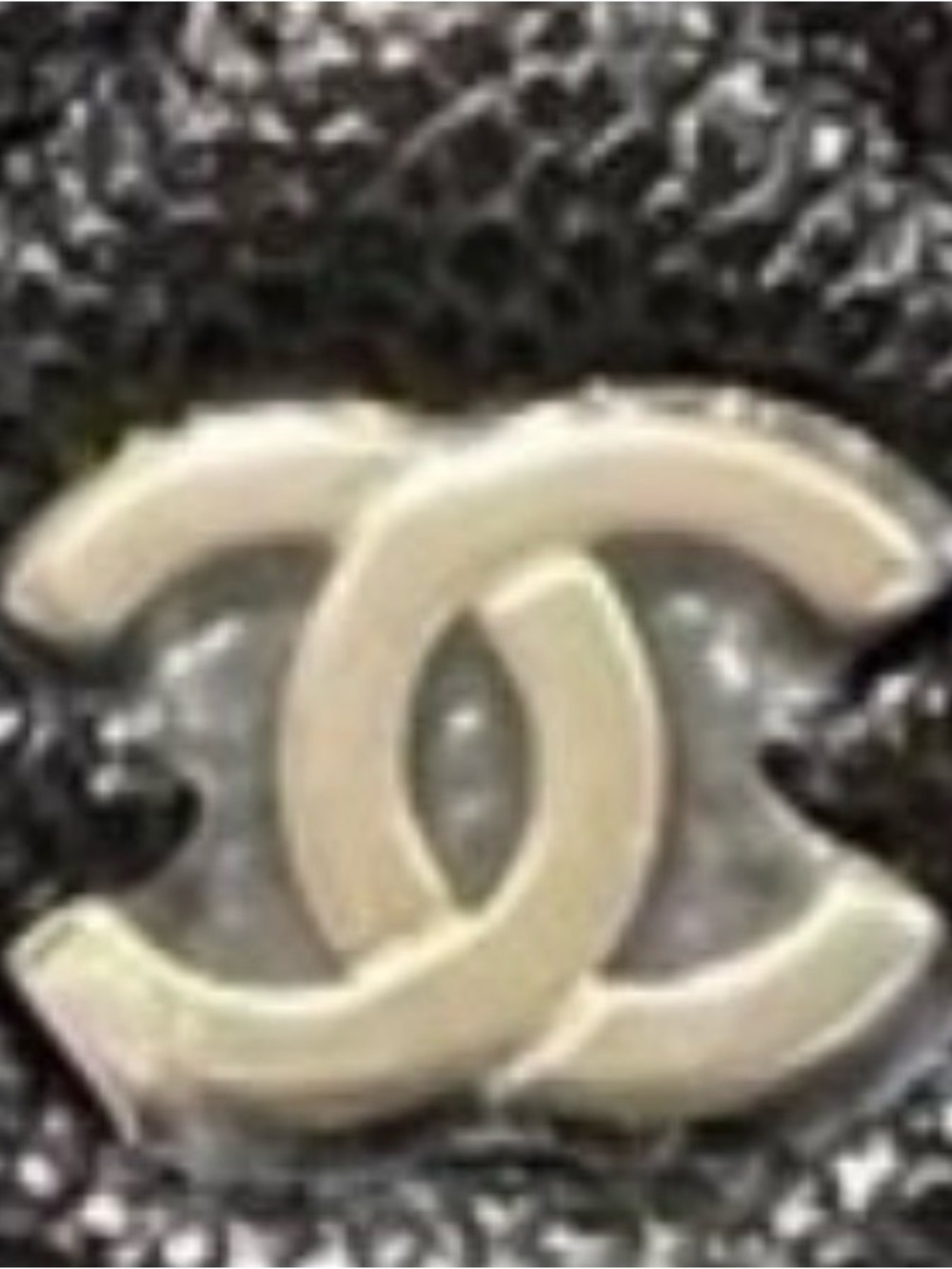 CHANEL Black Quilted Leather Shoulder Bag with Gold-Tone Chain - Picture 5 of 7